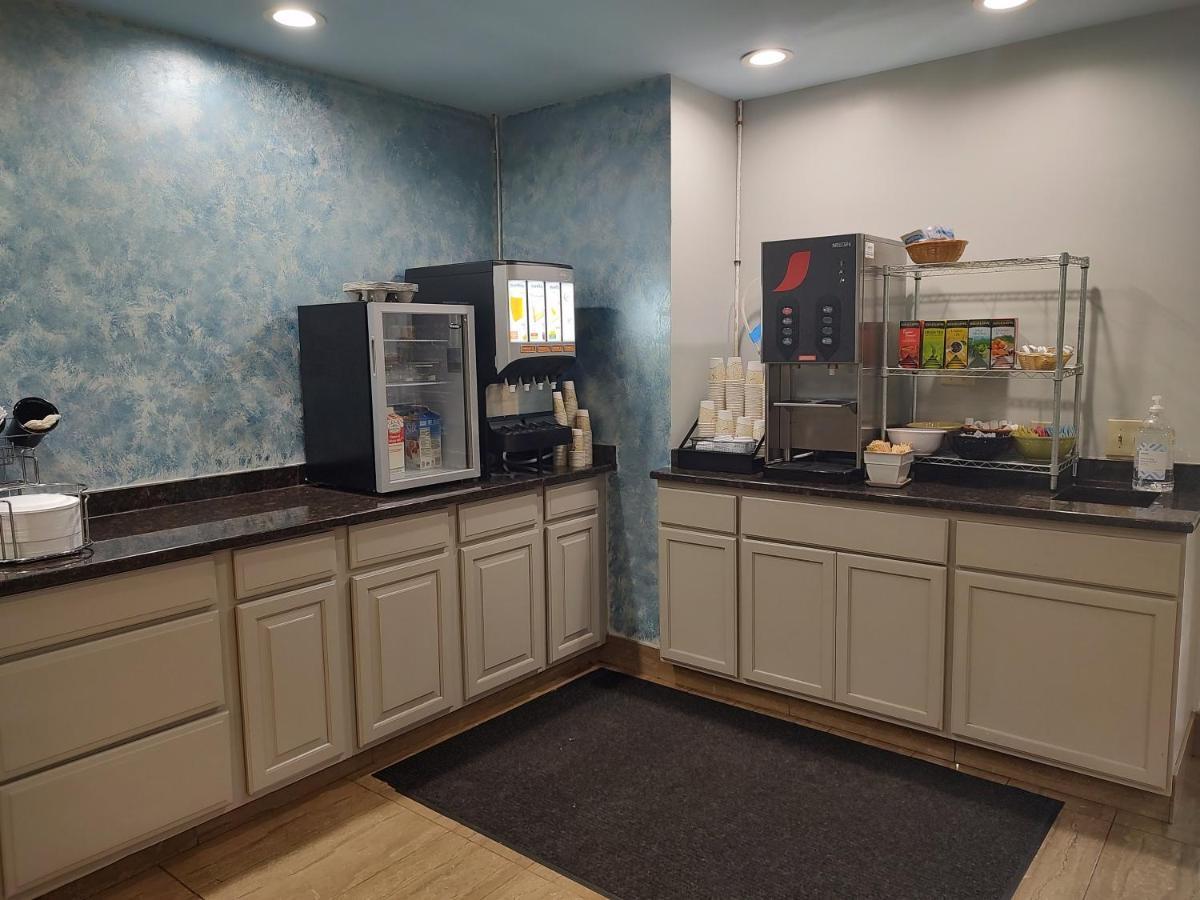 Hilltop Inn & Suites, Near Foxwoods Casino 노스스토닝턴 외부 사진