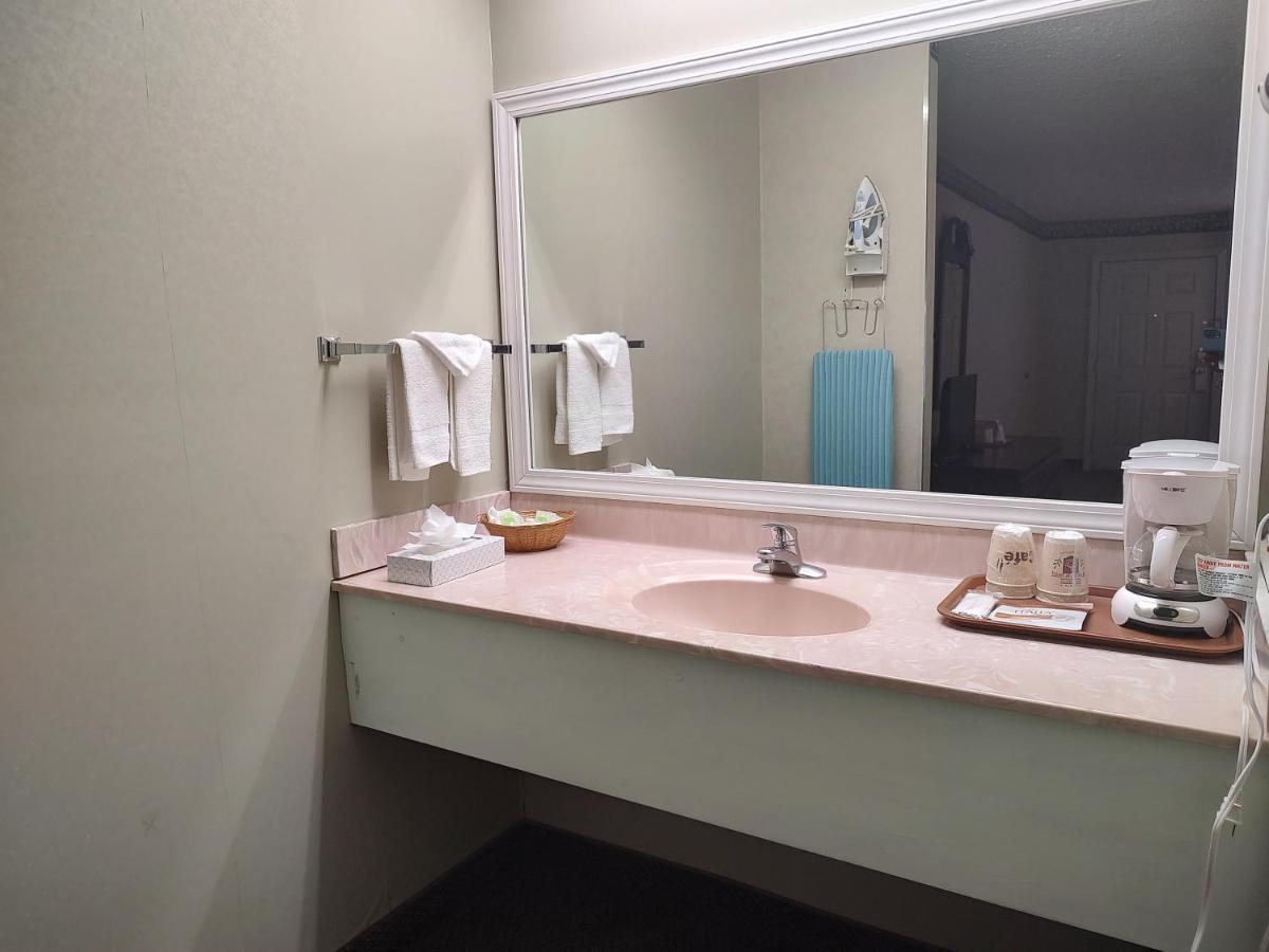 Hilltop Inn & Suites, Near Foxwoods Casino 노스스토닝턴 외부 사진