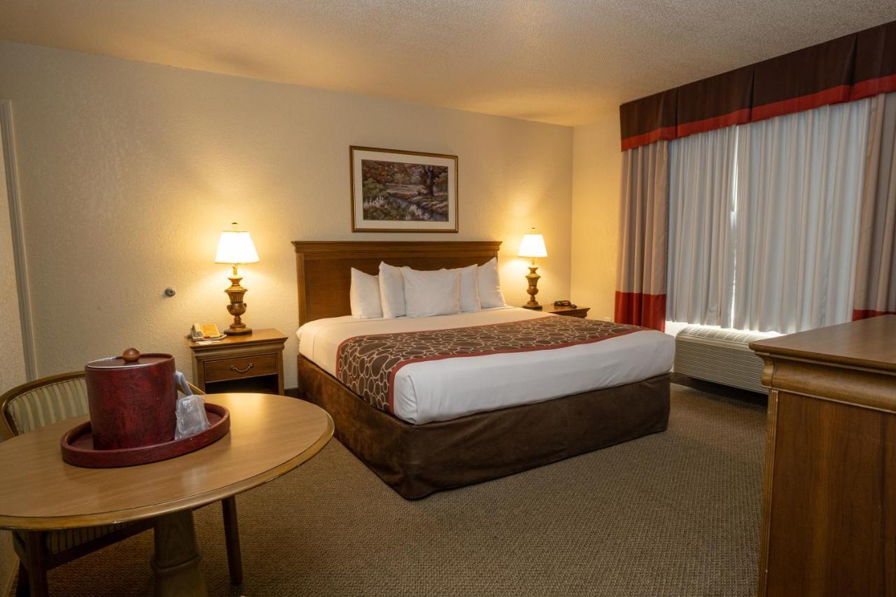 Hilltop Inn & Suites, Near Foxwoods Casino 노스스토닝턴 외부 사진