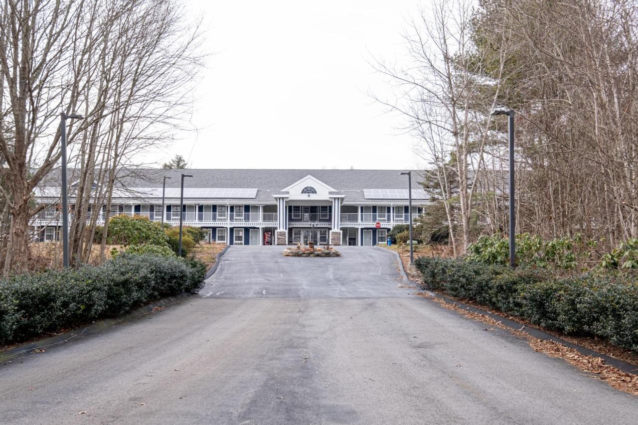 Hilltop Inn & Suites, Near Foxwoods Casino 노스스토닝턴 외부 사진
