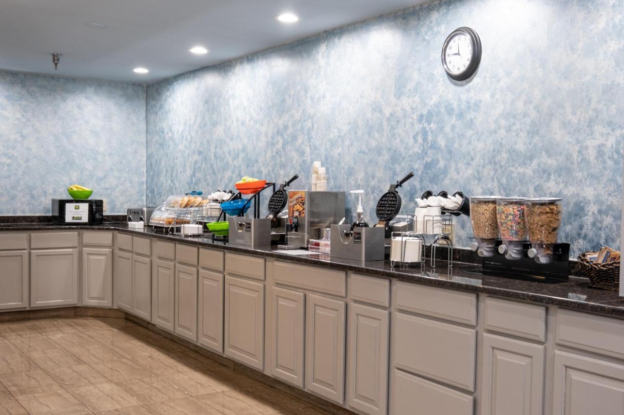 Hilltop Inn & Suites, Near Foxwoods Casino 노스스토닝턴 외부 사진