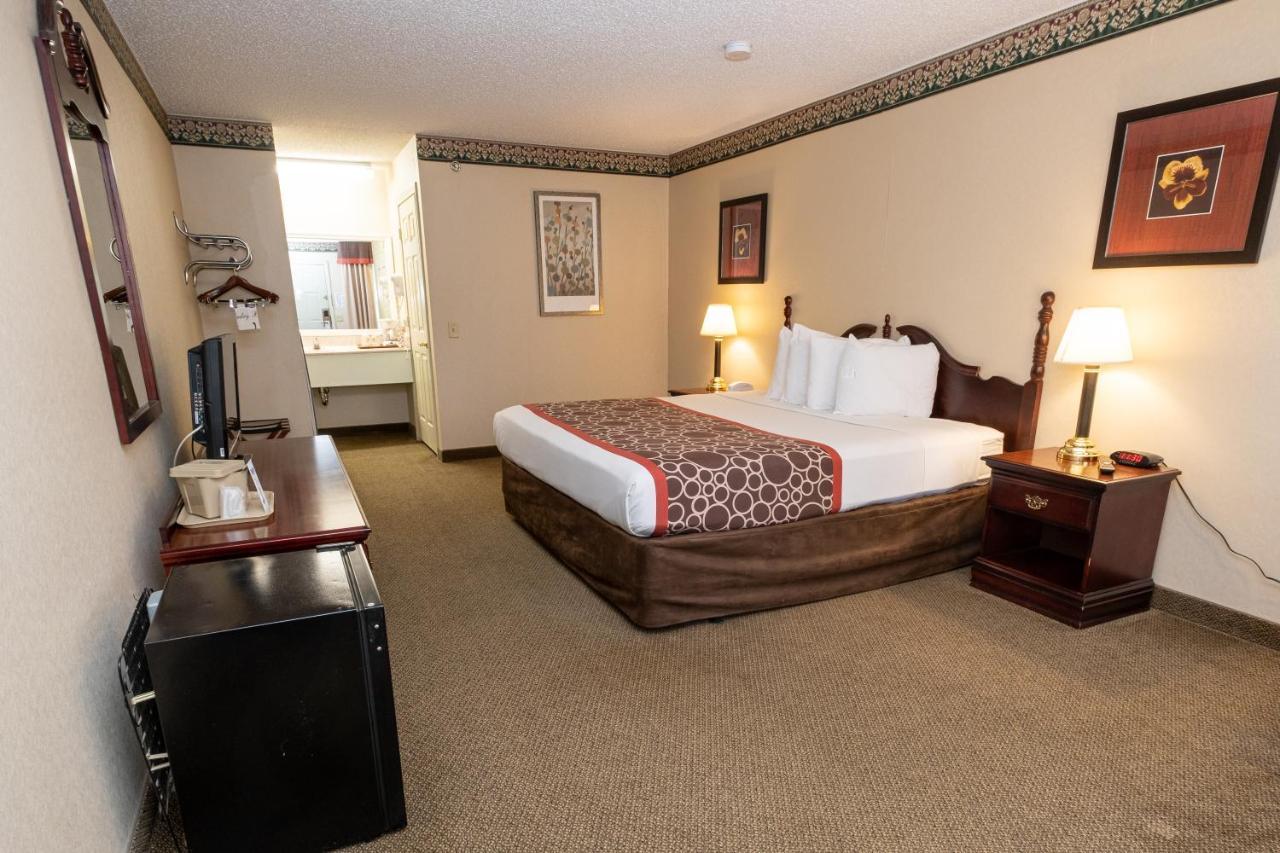 Hilltop Inn & Suites, Near Foxwoods Casino 노스스토닝턴 외부 사진