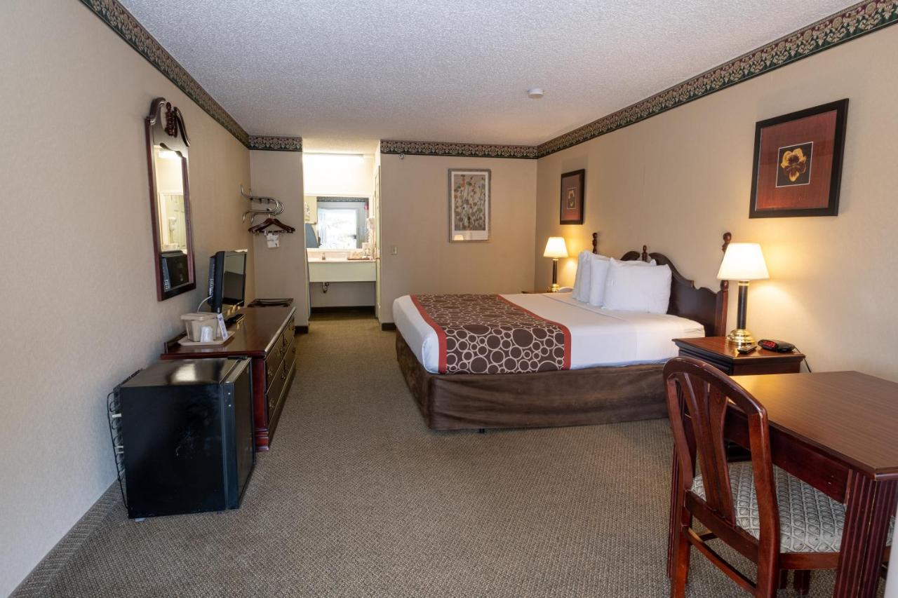 Hilltop Inn & Suites, Near Foxwoods Casino 노스스토닝턴 외부 사진