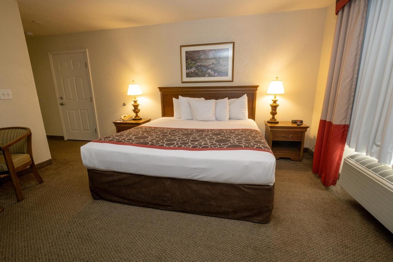 Hilltop Inn & Suites, Near Foxwoods Casino 노스스토닝턴 외부 사진