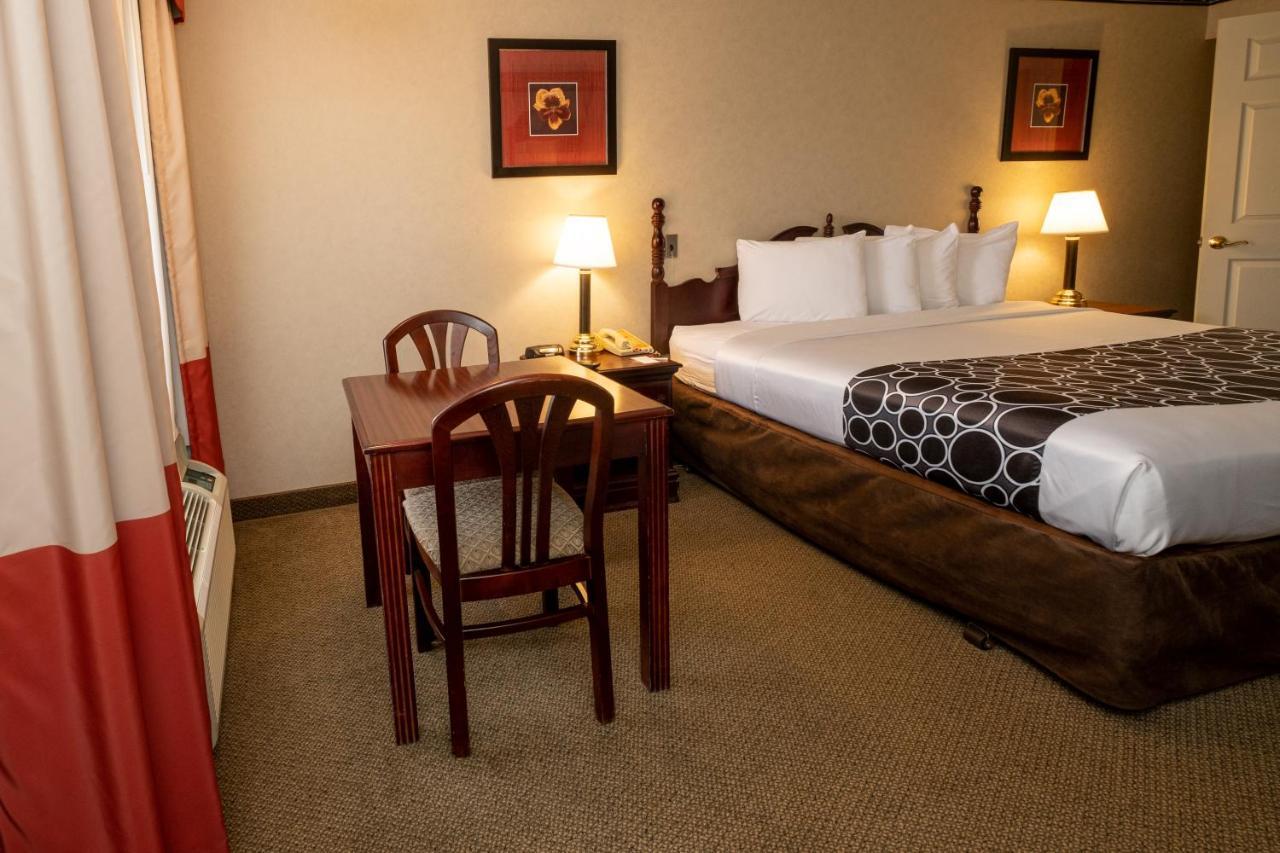Hilltop Inn & Suites, Near Foxwoods Casino 노스스토닝턴 외부 사진